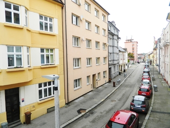 Výhled z kuchyně do ulice Farského. - Pronájem bytu atypický 105 m², Tábor