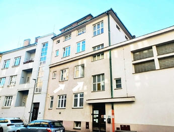 Část oken bytu směřuje do ulice Farského. - Pronájem bytu atypický 105 m², Tábor