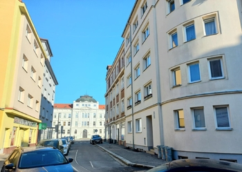 Příjezd od SZTŠ. - Pronájem bytu atypický 105 m², Tábor