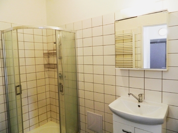 Koupelna s vývodem na pračku. - Pronájem bytu atypický 105 m², Tábor