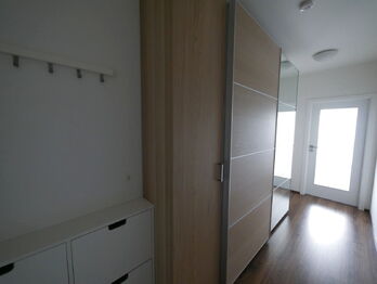 Pronájem bytu 1+kk v osobním vlastnictví 36 m², Praha 9 - Hostavice