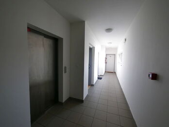 Pronájem bytu 1+kk v osobním vlastnictví 36 m², Praha 9 - Hostavice