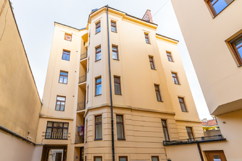 Prodej bytu 2+kk v osobním vlastnictví 44 m², Praha 5 - Smíchov