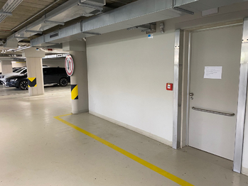 vstup do budovy - Pronájem garáže 15 m², Praha 4 - Modřany