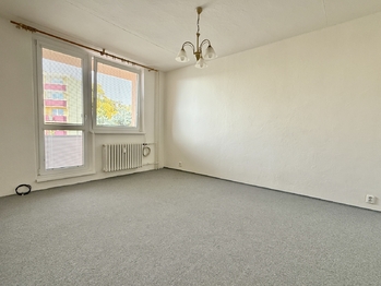 původní stav - Obývací pokoj - Prodej bytu 2+1 v osobním vlastnictví 59 m², Pohořelice
