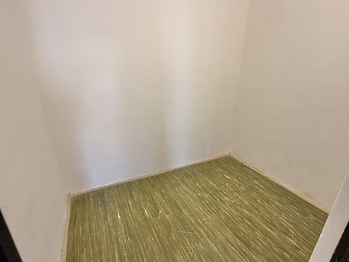 původní stav šatna - Prodej bytu 2+1 v osobním vlastnictví 59 m², Pohořelice