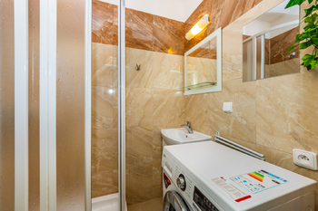 Koupelna po rekonstrukci. - Prodej bytu 3+1 v osobním vlastnictví 60 m², Praha 4 - Modřany