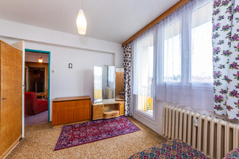 Ložnice s balkonem - Prodej bytu 3+1 v osobním vlastnictví 60 m², Praha 4 - Modřany