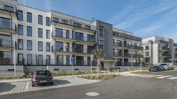 Pohled na dům z ulice - Pronájem bytu 2+kk v osobním vlastnictví 51 m², Kladno
