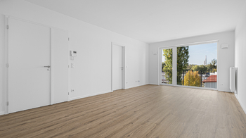 Pohled od kuchyňské linky na obývací část pokoje - Pronájem bytu 2+kk v osobním vlastnictví 51 m², Kladno