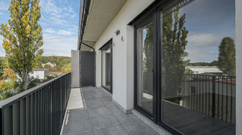 Balkon má dostatek místa pro posezení - Pronájem bytu 2+kk v osobním vlastnictví 51 m², Kladno