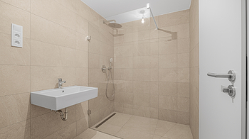 Koupelna bytu s moderním sprchovým koutem - Pronájem bytu 2+kk v osobním vlastnictví 51 m², Kladno