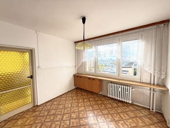 Kuchyně s oknem - Prodej bytu 3+1 v osobním vlastnictví 73 m², Praha 10 - Záběhlice