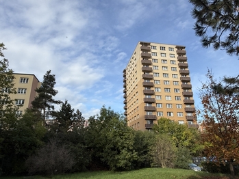 Pohled na dům - Prodej bytu 3+1 v osobním vlastnictví 73 m², Praha 10 - Záběhlice