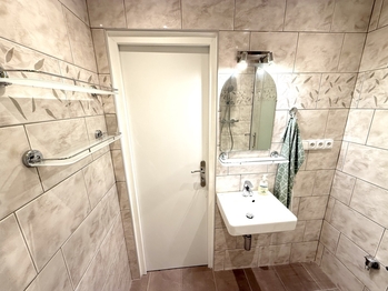 Koupelna s toaletou - Prodej bytu 3+1 v osobním vlastnictví 73 m², Praha 10 - Záběhlice