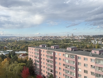 Výhled z okna kuchyně - Prodej bytu 3+1 v osobním vlastnictví 73 m², Praha 10 - Záběhlice