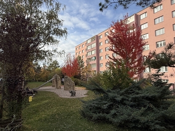Pohled na dům - Prodej bytu 3+1 v osobním vlastnictví 73 m², Praha 10 - Záběhlice