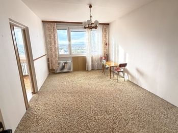 Prostrorný obývací pokoj  - Prodej bytu 3+1 v osobním vlastnictví 73 m², Praha 10 - Záběhlice