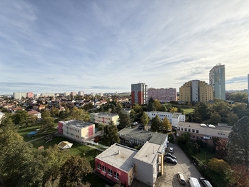 Výhled z okna kuchyně - Prodej bytu 3+1 v osobním vlastnictví 73 m², Praha 10 - Záběhlice