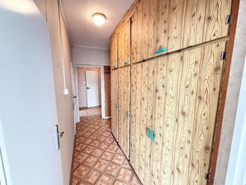 Úložné prostory v chodbě - Prodej bytu 3+1 v osobním vlastnictví 73 m², Praha 10 - Záběhlice
