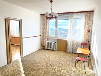 Prostrorný obývací pokoj  - Prodej bytu 3+1 v osobním vlastnictví 73 m², Praha 10 - Záběhlice