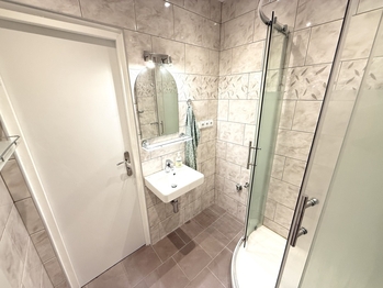 Koupelna s toaletou - Prodej bytu 3+1 v osobním vlastnictví 73 m², Praha 10 - Záběhlice