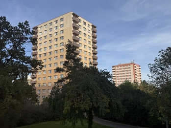 Pohledn na dům  - Prodej bytu 3+1 v osobním vlastnictví 73 m², Praha 10 - Záběhlice