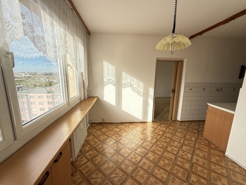 Kuchyně s oknem - Prodej bytu 3+1 v osobním vlastnictví 73 m², Praha 10 - Záběhlice 