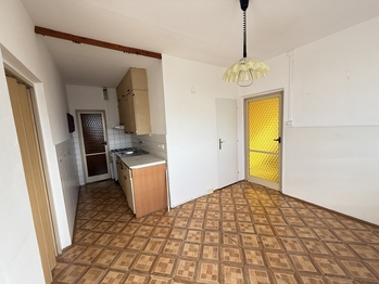 Kuchyně s oknem - Prodej bytu 3+1 v osobním vlastnictví 73 m², Praha 10 - Záběhlice