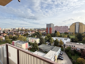 Výhled z lodžie do okolí - Prodej bytu 3+1 v osobním vlastnictví 73 m², Praha 10 - Záběhlice
