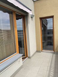 1. balkon - Prodej bytu 3+kk v osobním vlastnictví 103 m², Praha 9 - Hloubětín