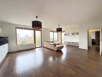 Obývací pokoj s kuchyňským koutem a balkonem - Prodej bytu 3+kk v osobním vlastnictví 103 m², Praha 9 - Hloubětín