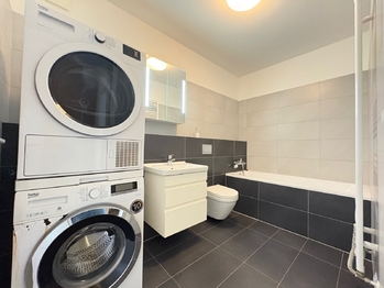 Velká koupelna - Prodej bytu 3+kk v osobním vlastnictví 103 m², Praha 9 - Hloubětín