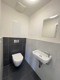 Samostatné WC - Prodej bytu 3+kk v osobním vlastnictví 103 m², Praha 9 - Hloubětín