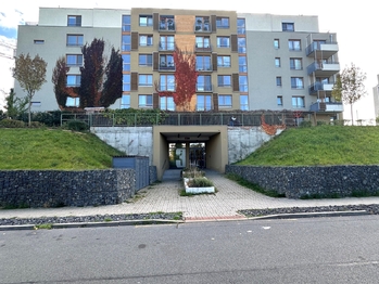 Vchod do domu - Prodej bytu 3+kk v osobním vlastnictví 103 m², Praha 9 - Hloubětín