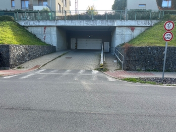 Vjezd do garáží - Prodej bytu 3+kk v osobním vlastnictví 103 m², Praha 9 - Hloubětín