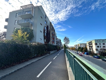 Okolí domu - Prodej bytu 3+kk v osobním vlastnictví 103 m², Praha 9 - Hloubětín