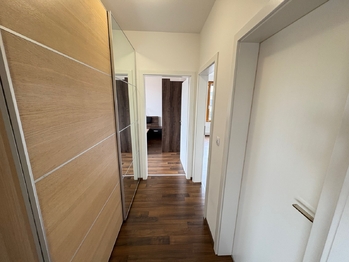 Chodba s vestavěnou skříní - Prodej bytu 3+kk v osobním vlastnictví 103 m², Praha 9 - Hloubětín
