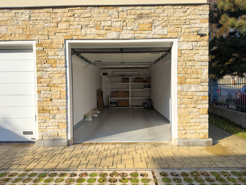 garáž - Pronájem bytu 3+kk v osobním vlastnictví 74 m², Praha 6 - Lysolaje