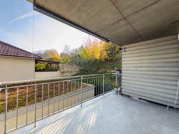 výhled z balkonu - Pronájem bytu 3+kk v osobním vlastnictví 74 m², Praha 6 - Lysolaje