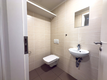 Druhý záchod - Pronájem bytu 3+kk v osobním vlastnictví 74 m², Praha 6 - Lysolaje