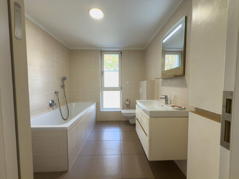 koupelna vana a sprchový kout - Pronájem bytu 3+kk v osobním vlastnictví 74 m², Praha 6 - Lysolaje