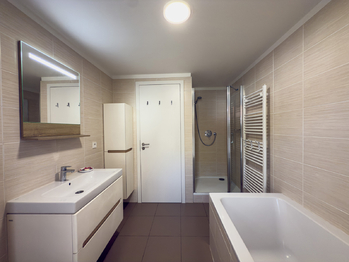 koupelna vana a sprchový kout - Pronájem bytu 3+kk v osobním vlastnictví 74 m², Praha 6 - Lysolaje