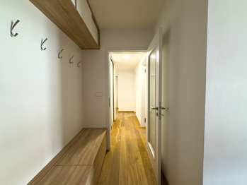 chodba - Pronájem bytu 3+kk v osobním vlastnictví 74 m², Praha 6 - Lysolaje