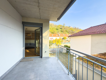 výhled z balkonu - Pronájem bytu 3+kk v osobním vlastnictví 74 m², Praha 6 - Lysolaje