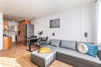 Obývací prostor s pohledem do kuchyně. - Pronájem bytu 2+kk v osobním vlastnictví 45 m², Praha 4 - Chodov