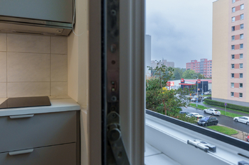 POHLED Z KUCHYNĚ - Pronájem bytu 1+kk v osobním vlastnictví 29 m², Praha 8 - Troja
