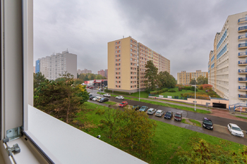 VÝHLED Z OBÝVACÍHO POKOJE - Pronájem bytu 1+kk v osobním vlastnictví 29 m², Praha 8 - Troja