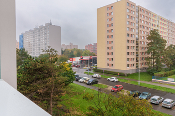 VÝHLED Z OBÝVACÍHO POKOJE - Pronájem bytu 1+kk v osobním vlastnictví 29 m², Praha 8 - Troja