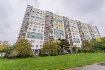 POHLED NA BYTOVÝ DŮM UL. SOSNOVECKÁ TROJA - Pronájem bytu 1+kk v osobním vlastnictví 29 m², Praha 8 - Troja